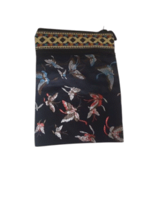 bolsinha de seda preta com borboletas